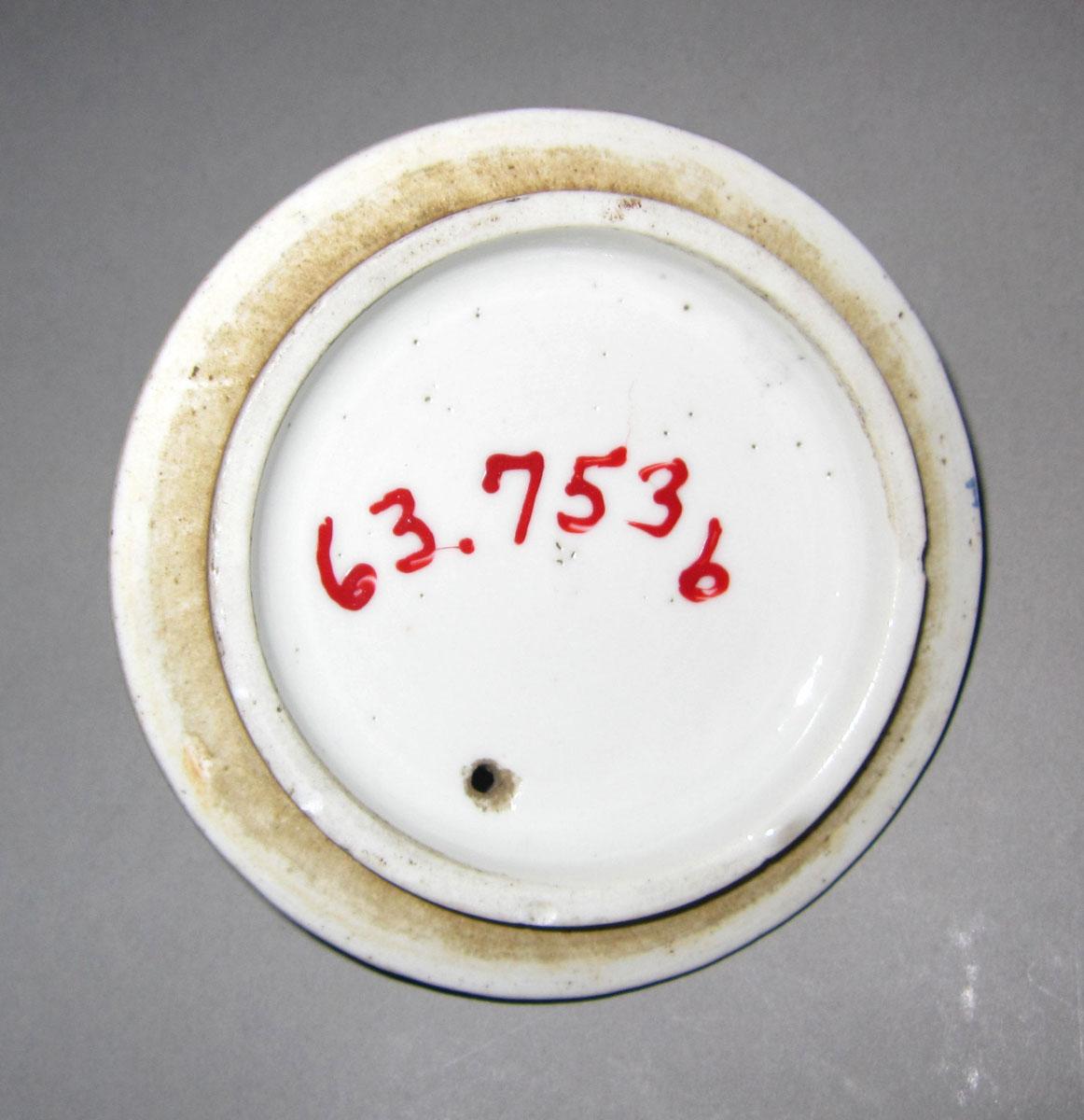 1963.0754.001 B Porcelain teapot cover underside