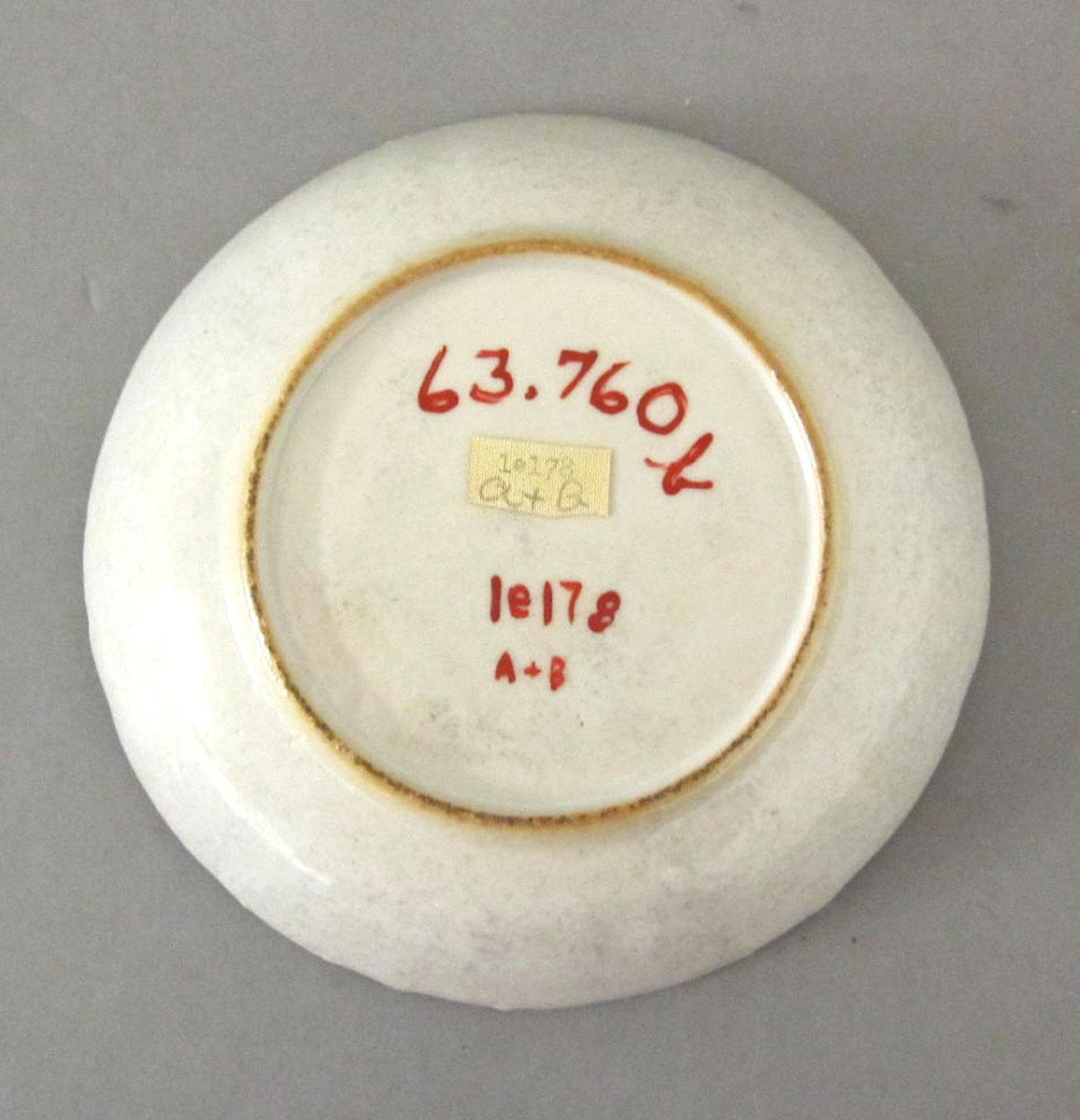 1963.0760 B Porcelain saucer underside
