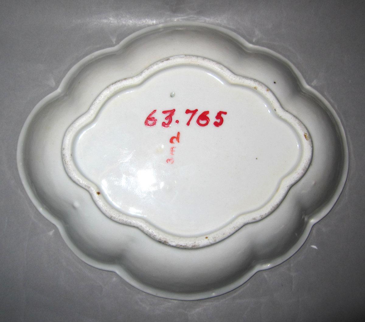 1963.0765 Porcelain dish underside