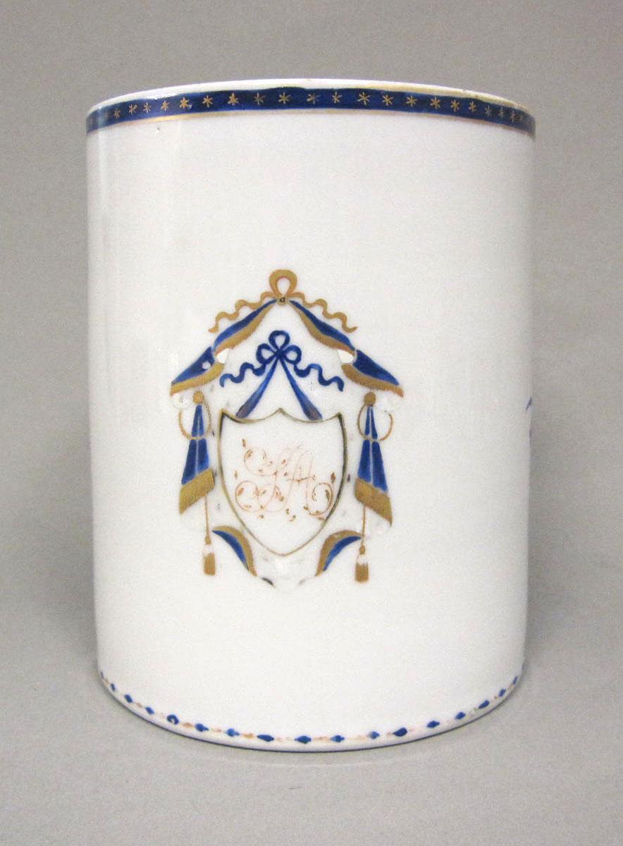 1963.0771.004 Porcelain mug medallion