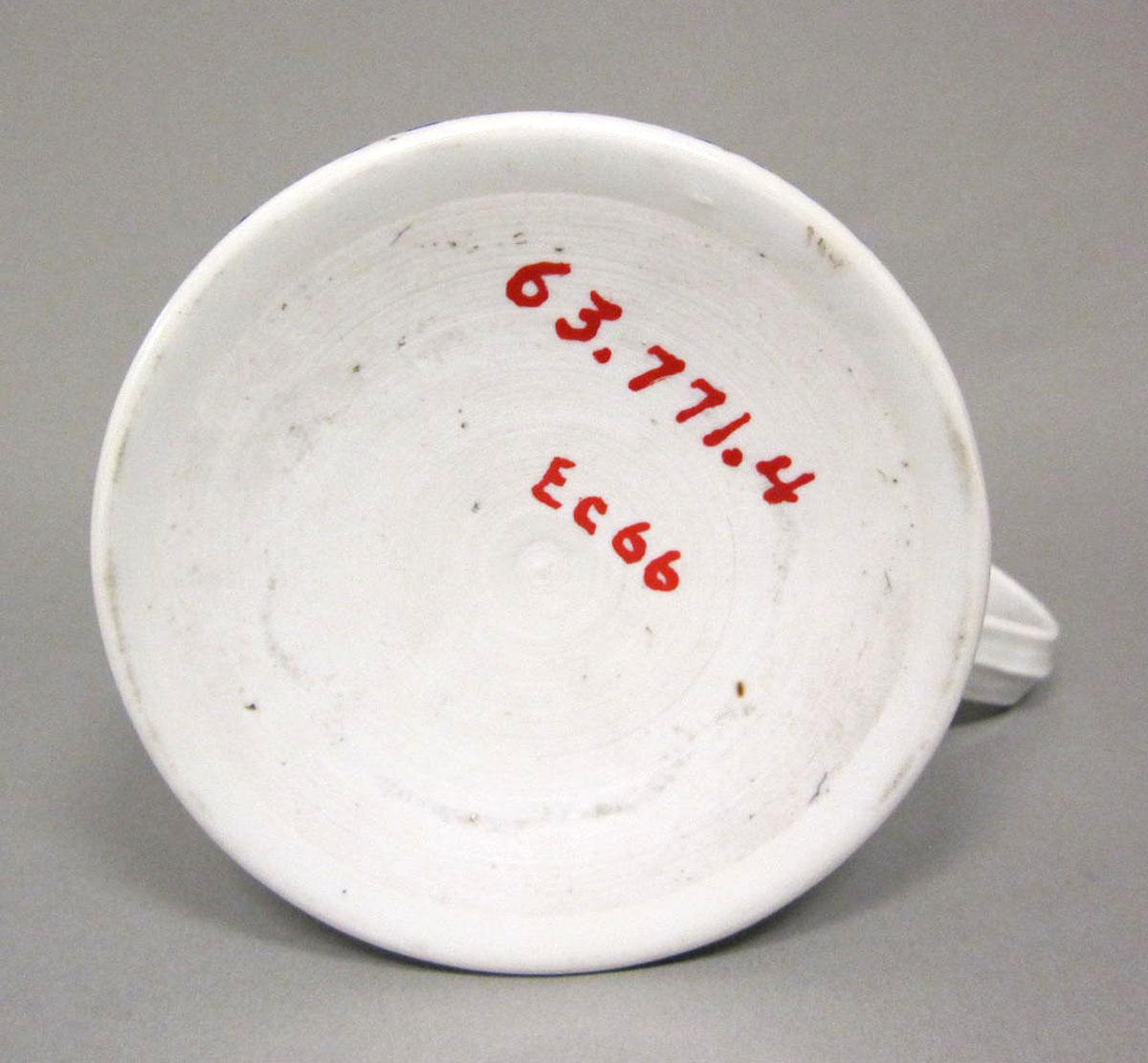1963.0771.004 Porcelain mug underside