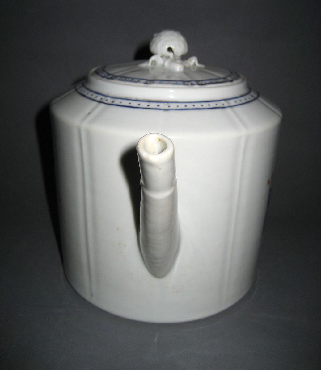 1963.0777.001 Porcelain Teapot front