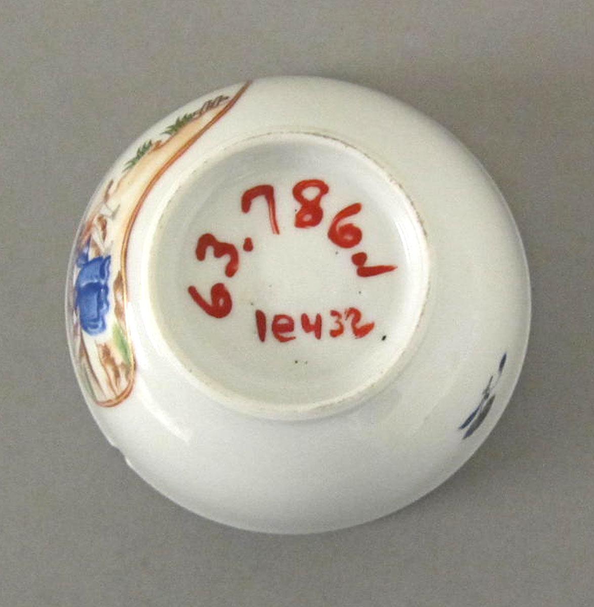 1963.0786.001 Porcelain teabowl underside