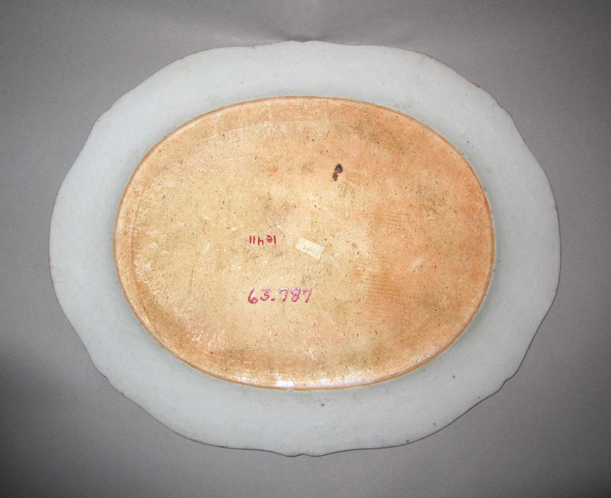 1963.0787 Porcelain platter underside