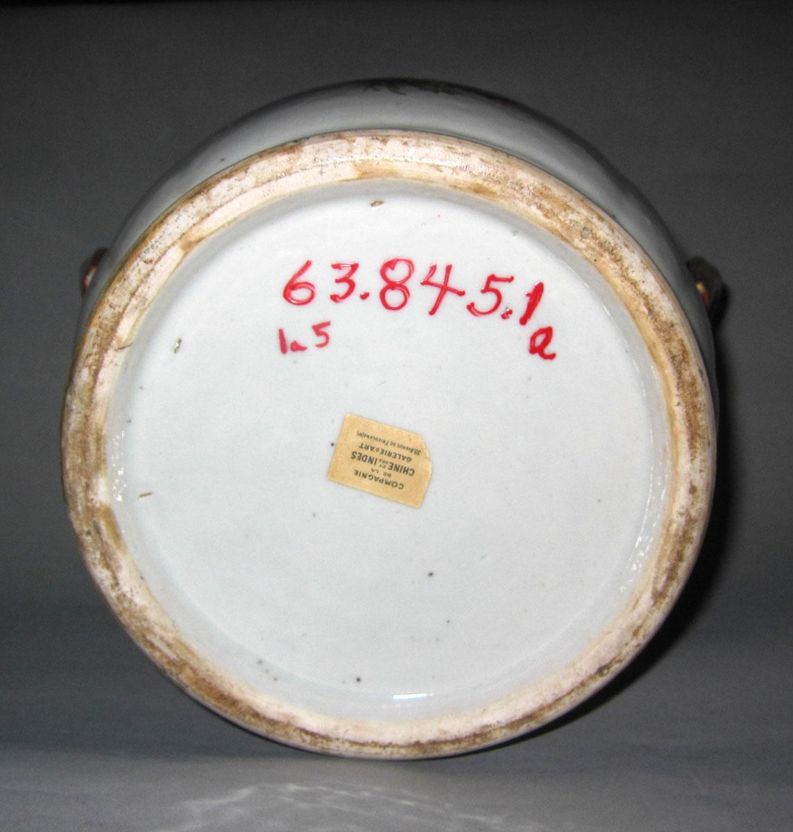 1963.0845.001 A,B Porcelain flower container underside