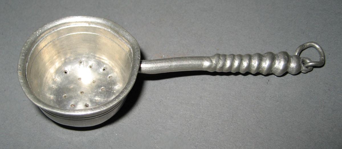 1955.0136.156 Colander