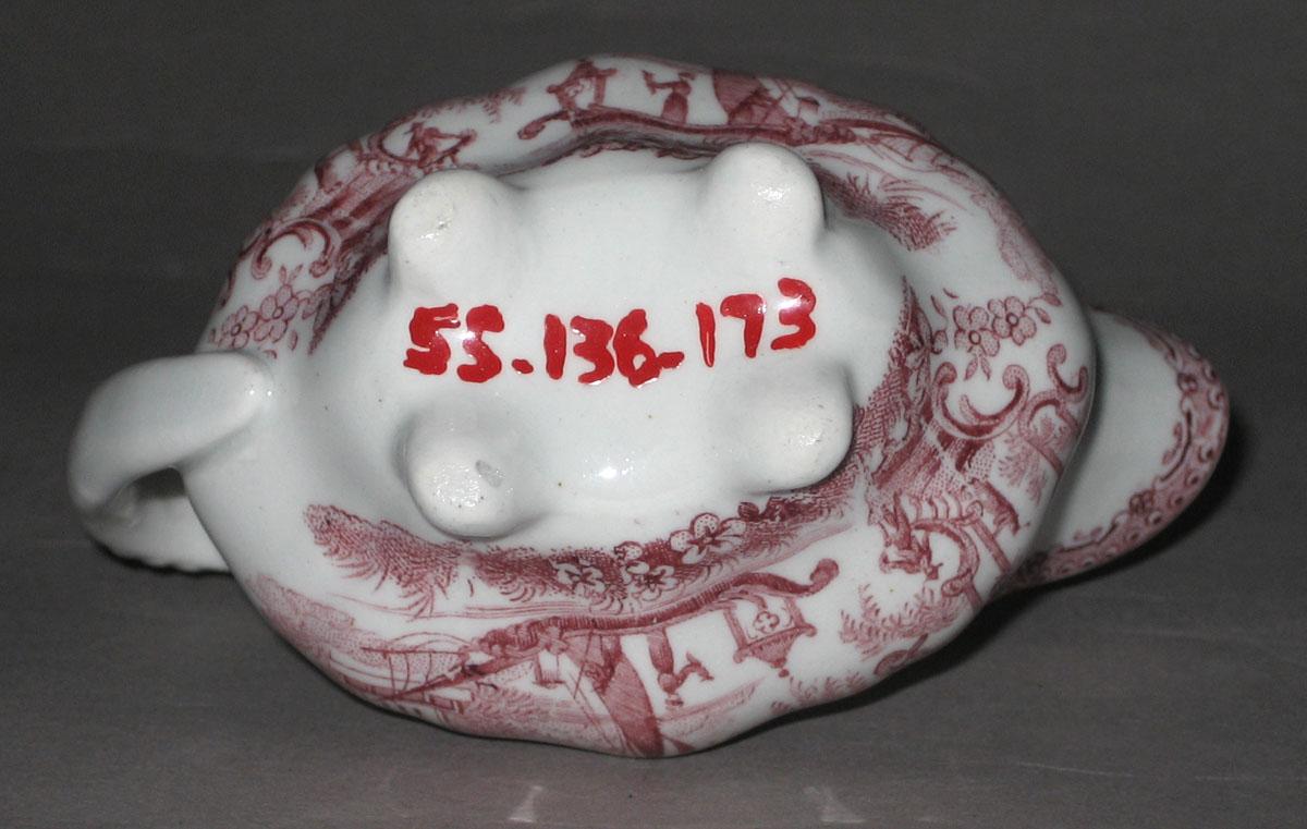 1955.0136.173 Miniature transfer printed sauce boat (underside)
