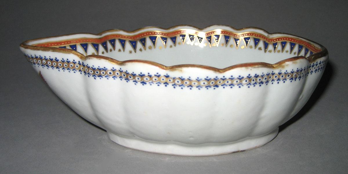 1963.0864.382 Porcelain Sauceboat side