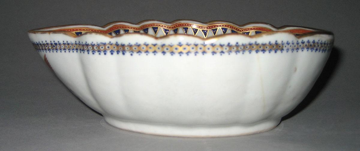 1963.0864.383 Porcelain Sauceboat side