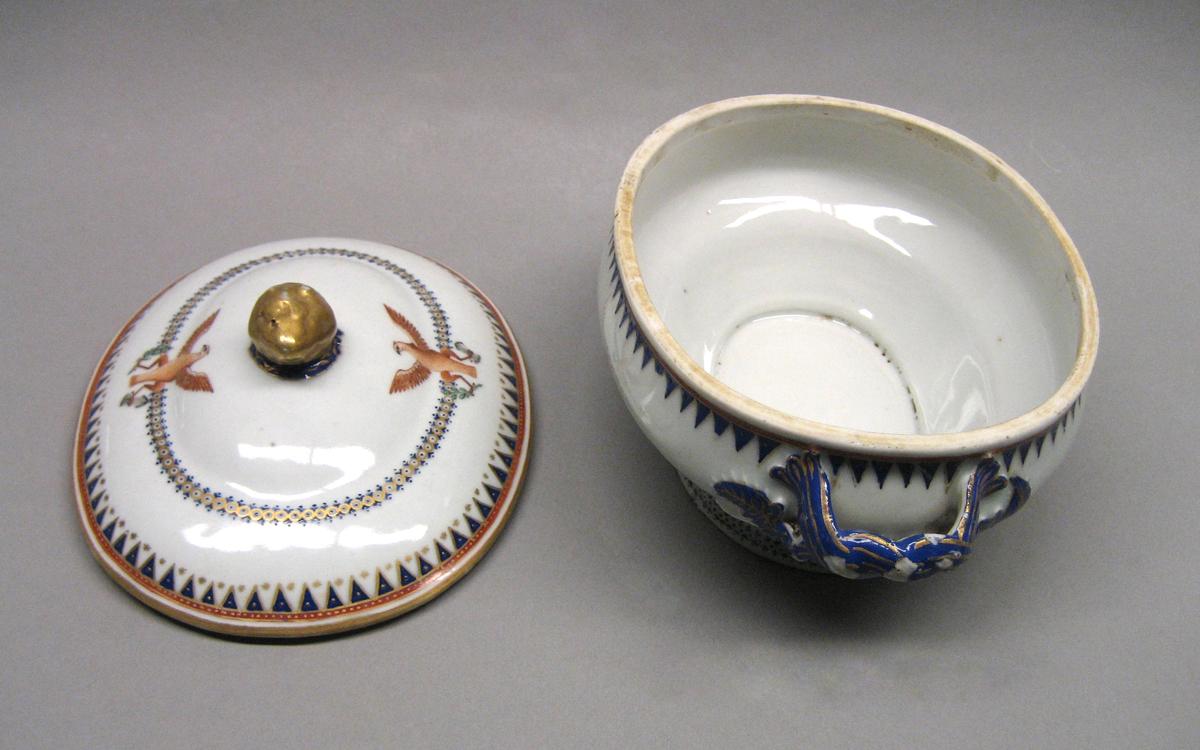 1963.0864.385 Tureen a and b
