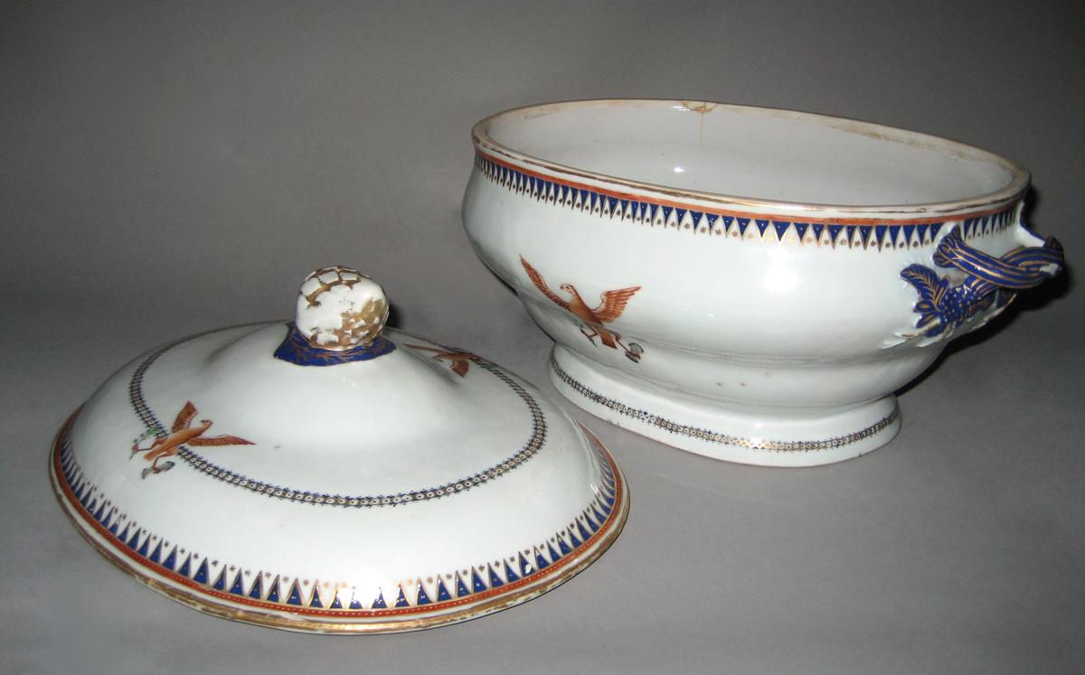1963.0864.389 Tureen two parts