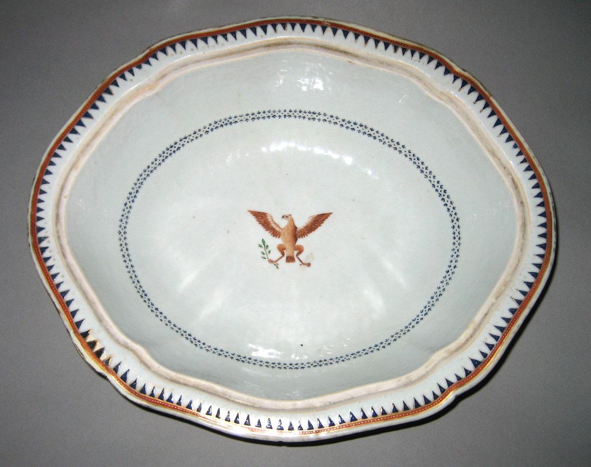 1963.0864.390 Porcelain Dish and cover interior