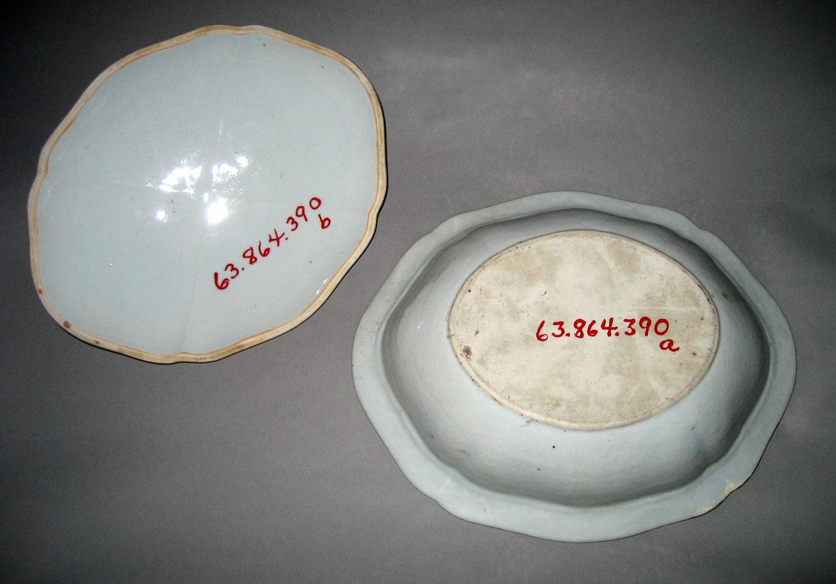 1963.0864.390 Porcelain Dish and cover underside