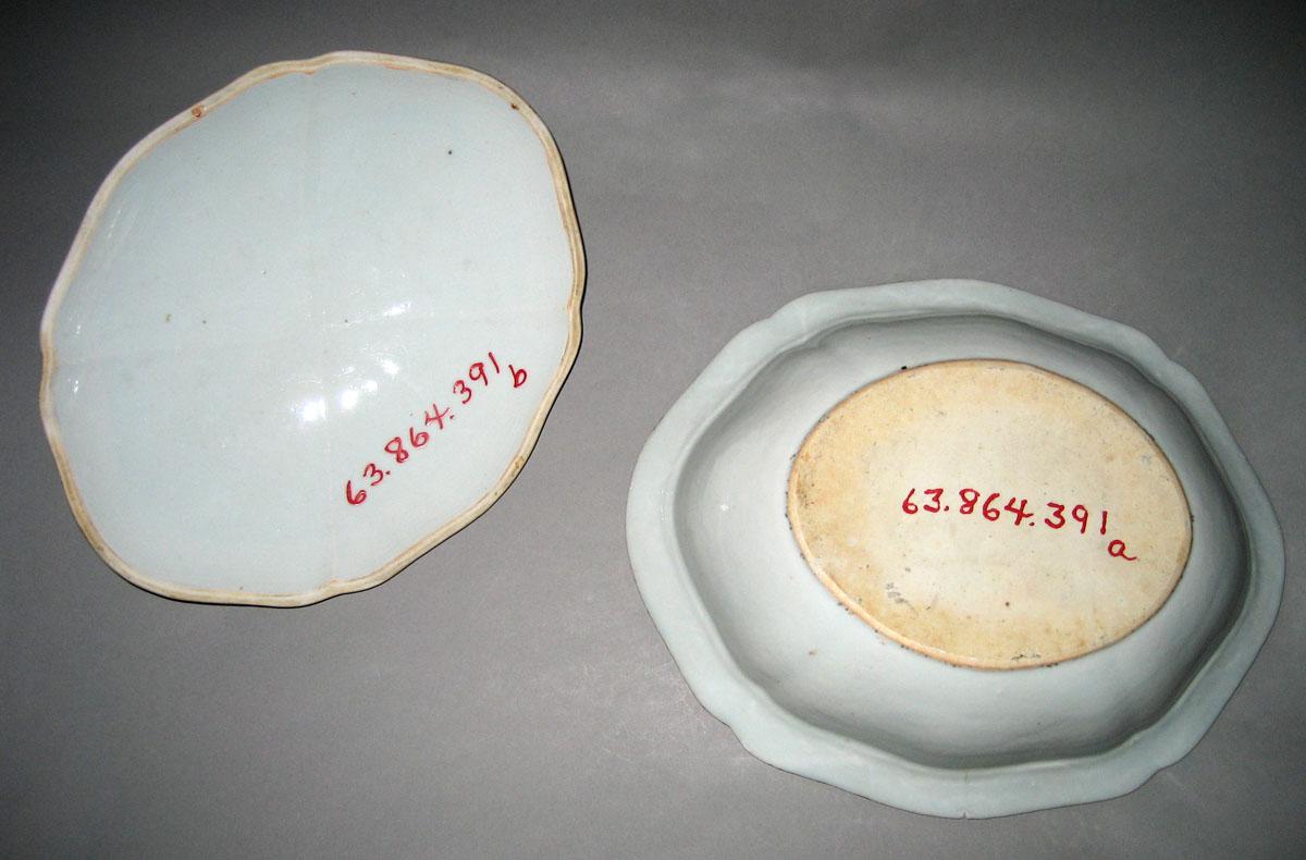 1963.0864.391 covered dish underside