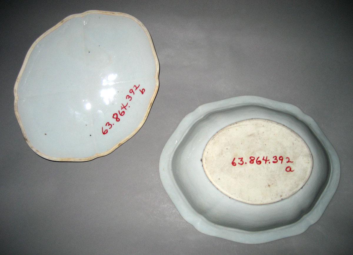 1963.0864.392 covered dish underside