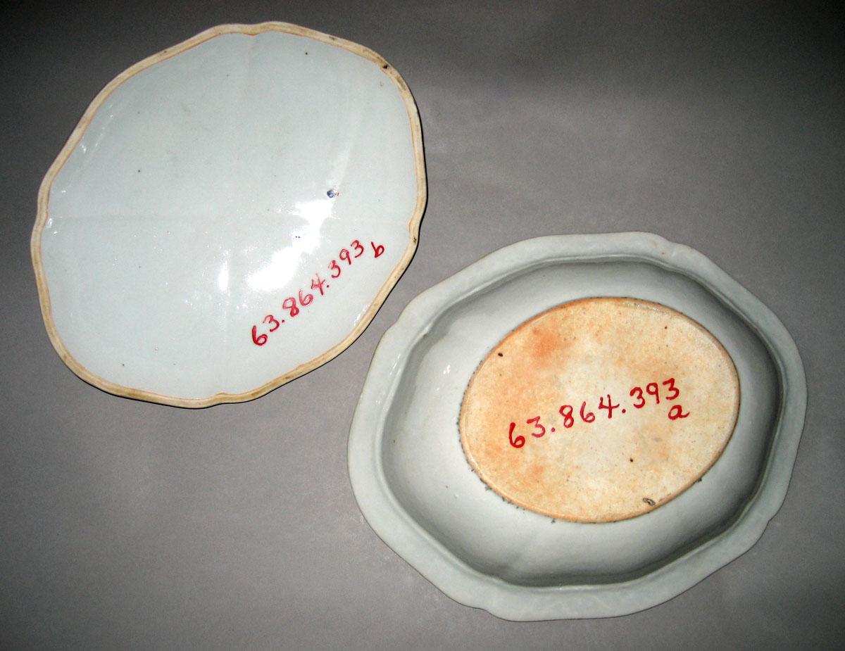 1963.0864.393 covered dish underside