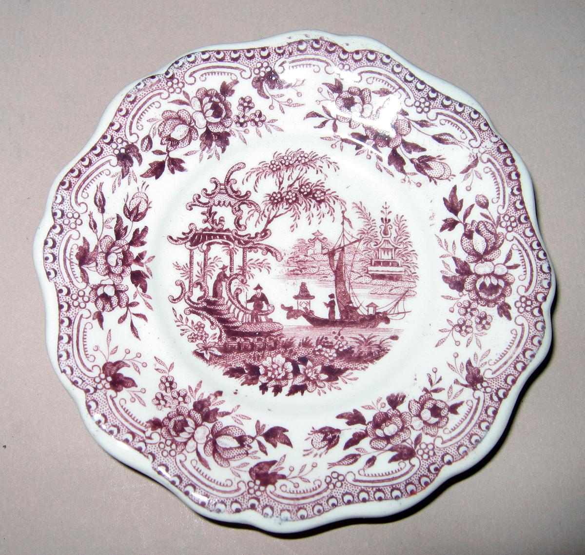 1955.0136.193 Miniature plate with chinoiserie printed scene