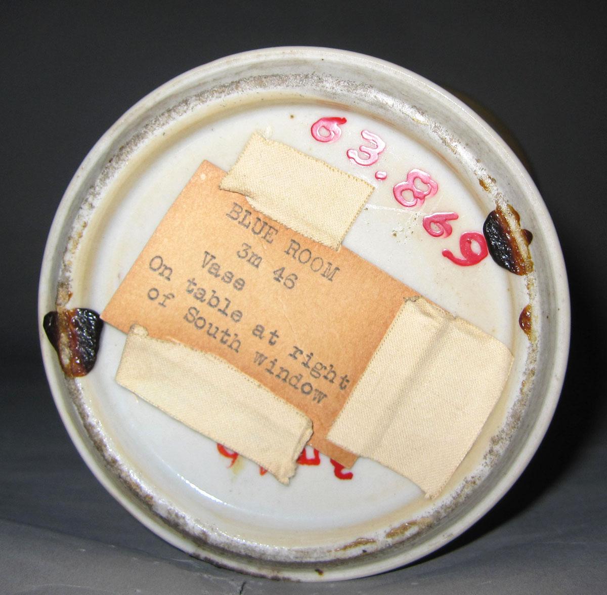 1963.0869 Porcelain flower container underside