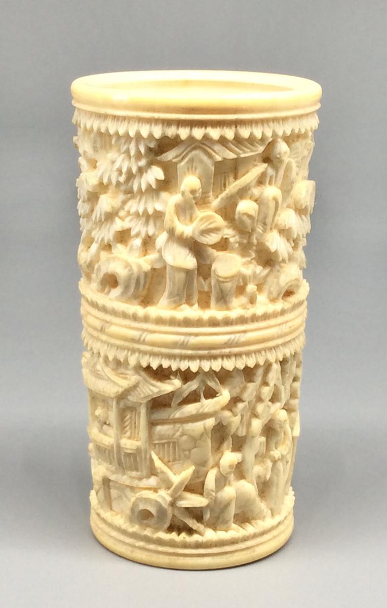 1963.0871 C Dice cup, view 1