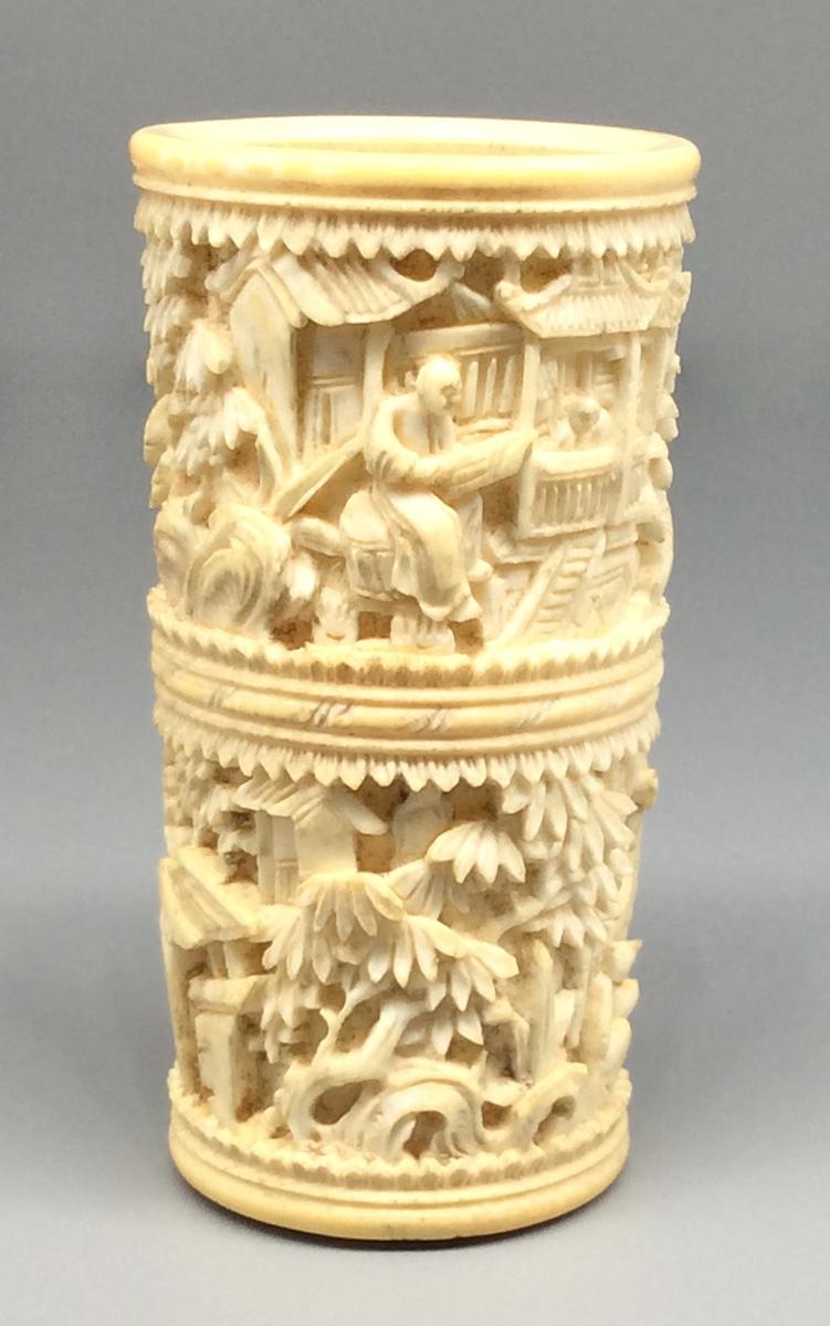 1963.0871 C Dice cup, view 3