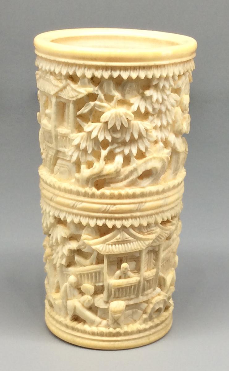 1963.0871 C Dice cup, view 4