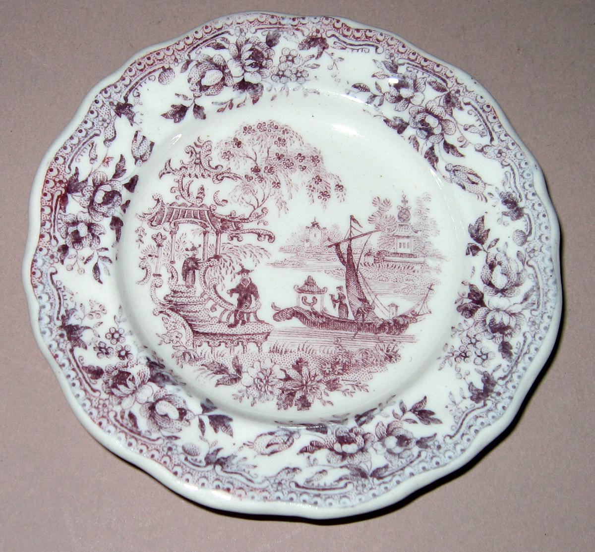 1955.0136.197 Miniature plate with chinoiserie printed scene
