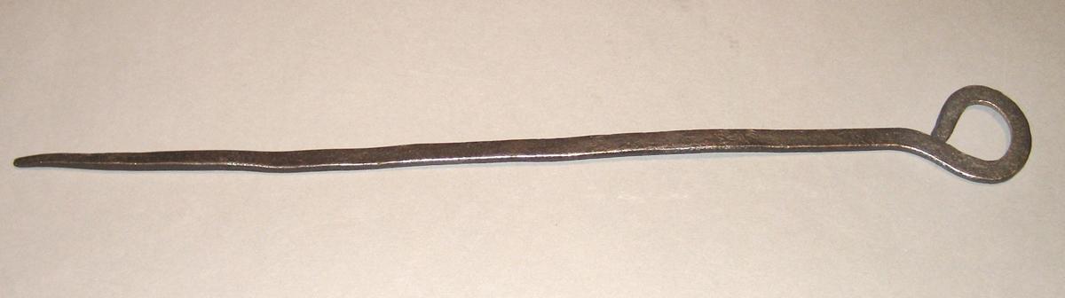 1952.0107 B Skewer