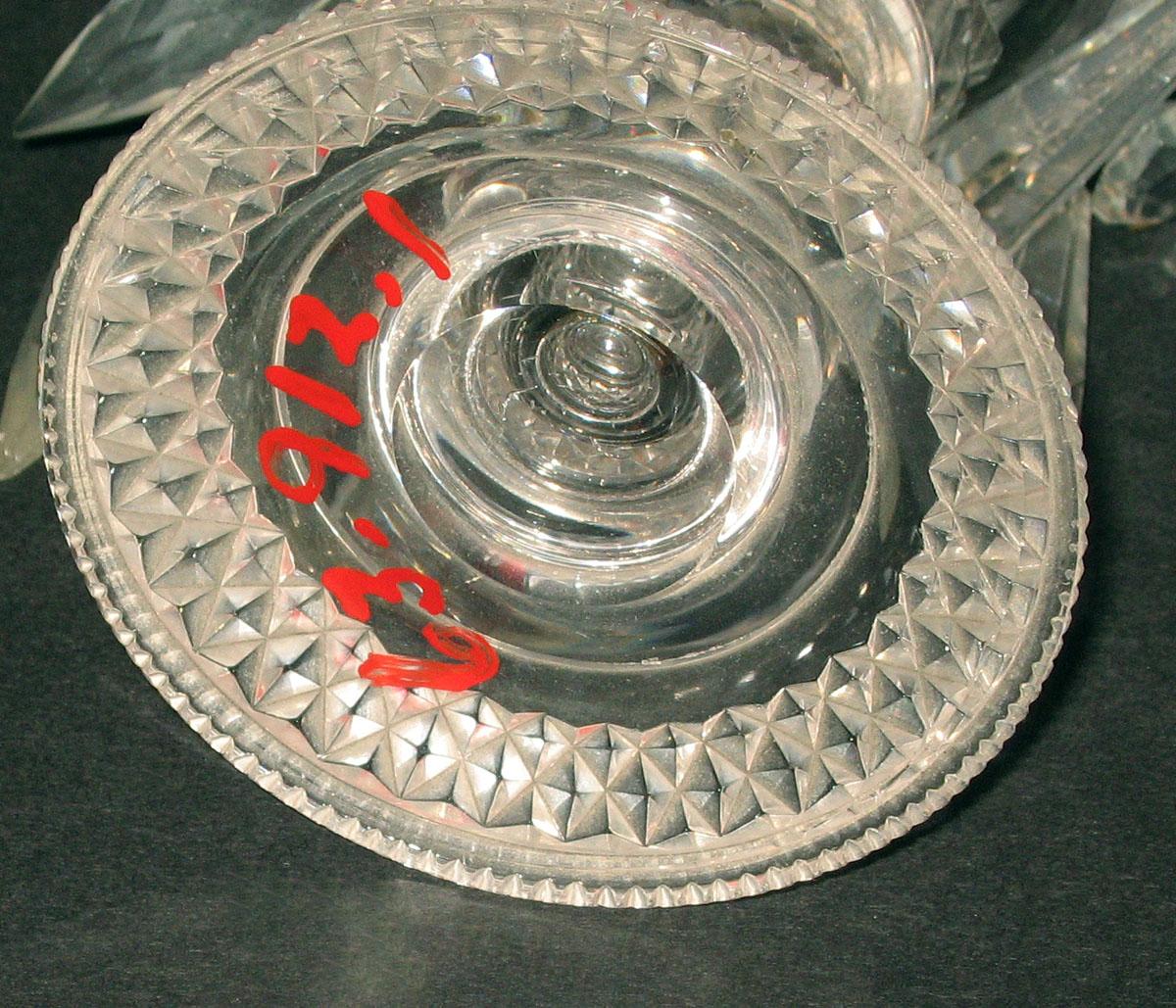 1963.0912.001 Glass candlestick (underside)