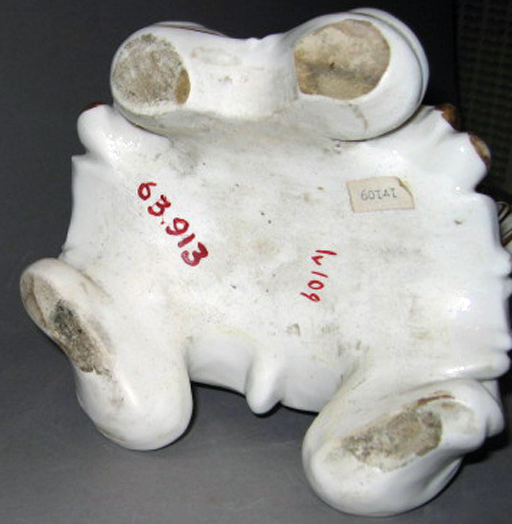 1963.0913 Porcelain candlestick figure (underside)