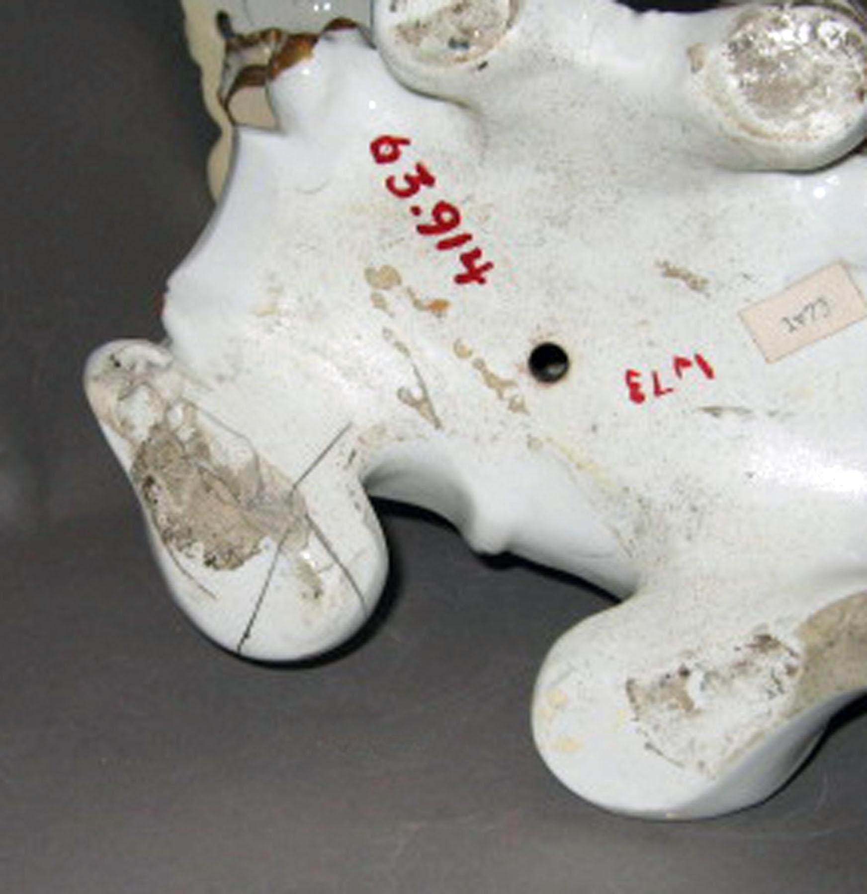 1963.0914 Porcelain candlestick figure (underside)