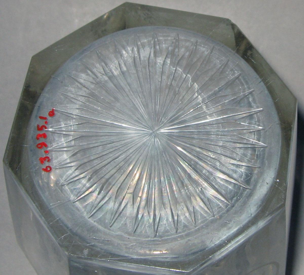 1963.0935.001 A Colorless glass decanter (underside)