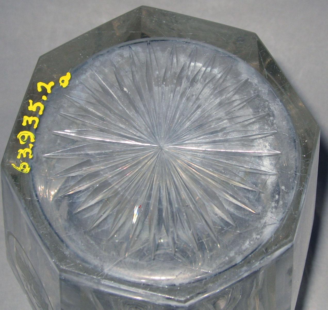 1963.0935.002 A Colorless glass decanter (underside)