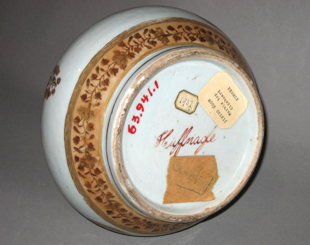 1961.0941.001 Flower container underside