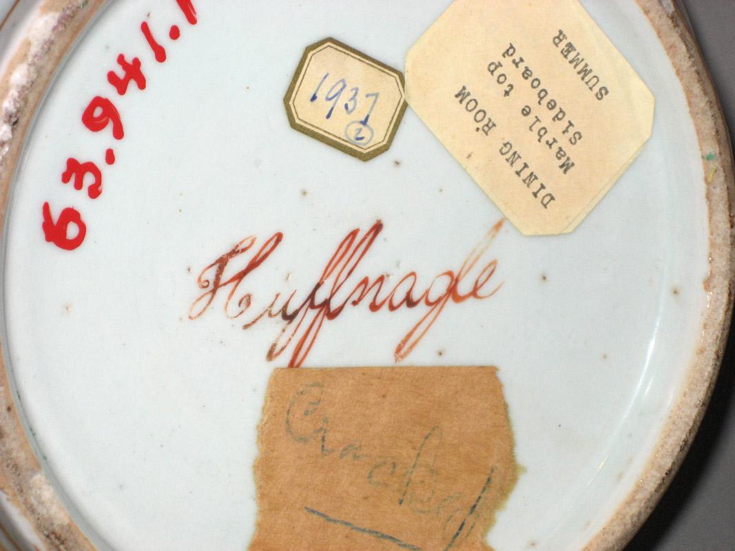 1961.0941.001 Flower container inscription