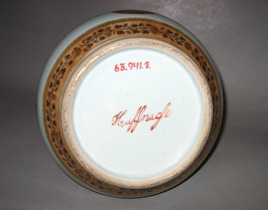 1961.0941.002 Flower container underside