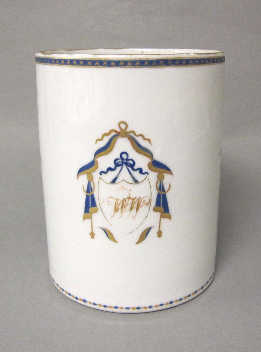 1963.0953 Porcelain mug medallion