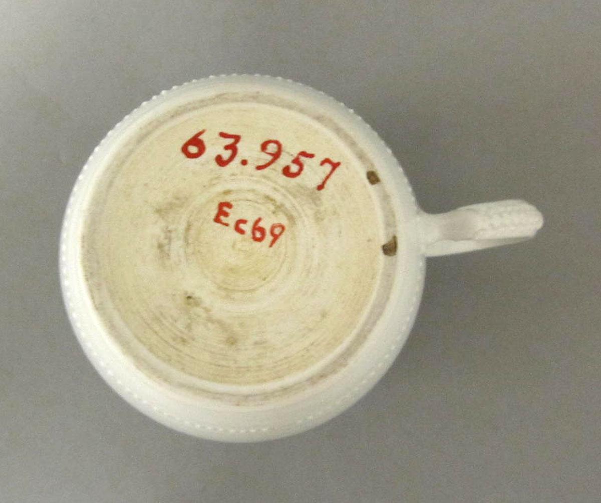 1963.0957 Porcelain mug underside