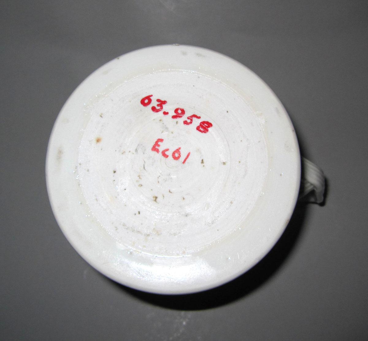 1963.0958 Porcelain mug underside
