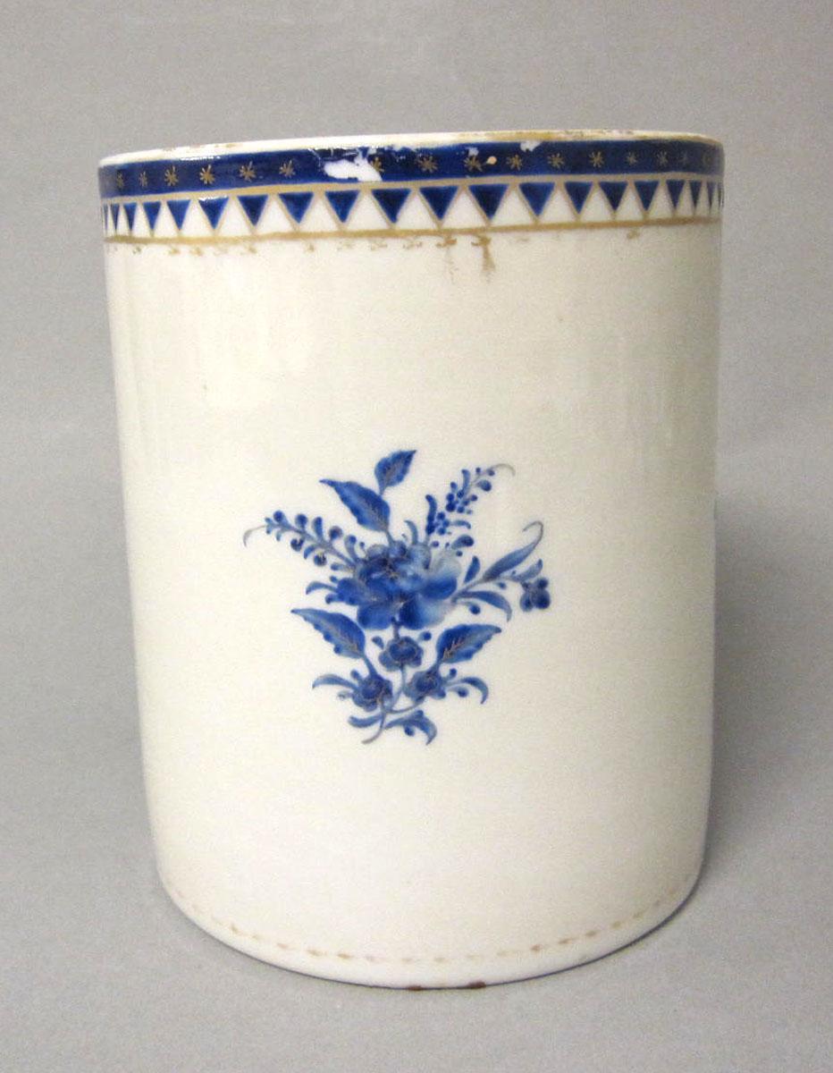 1963.0959.001 Porcelain mug medallion