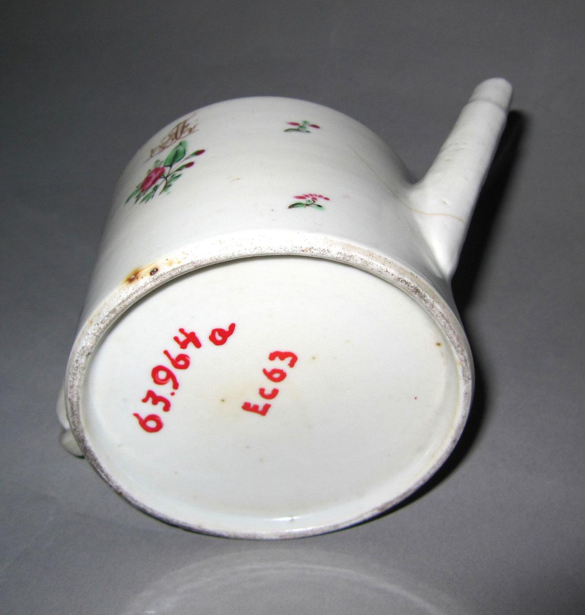 1963.0964 A Porcelain teapot underside