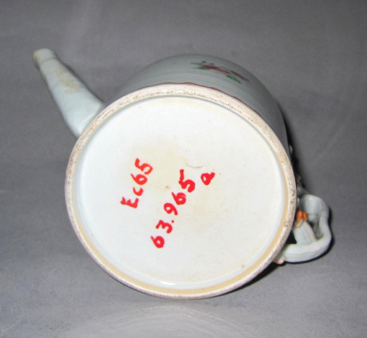 1963.0965 A Porcelain teapot underside