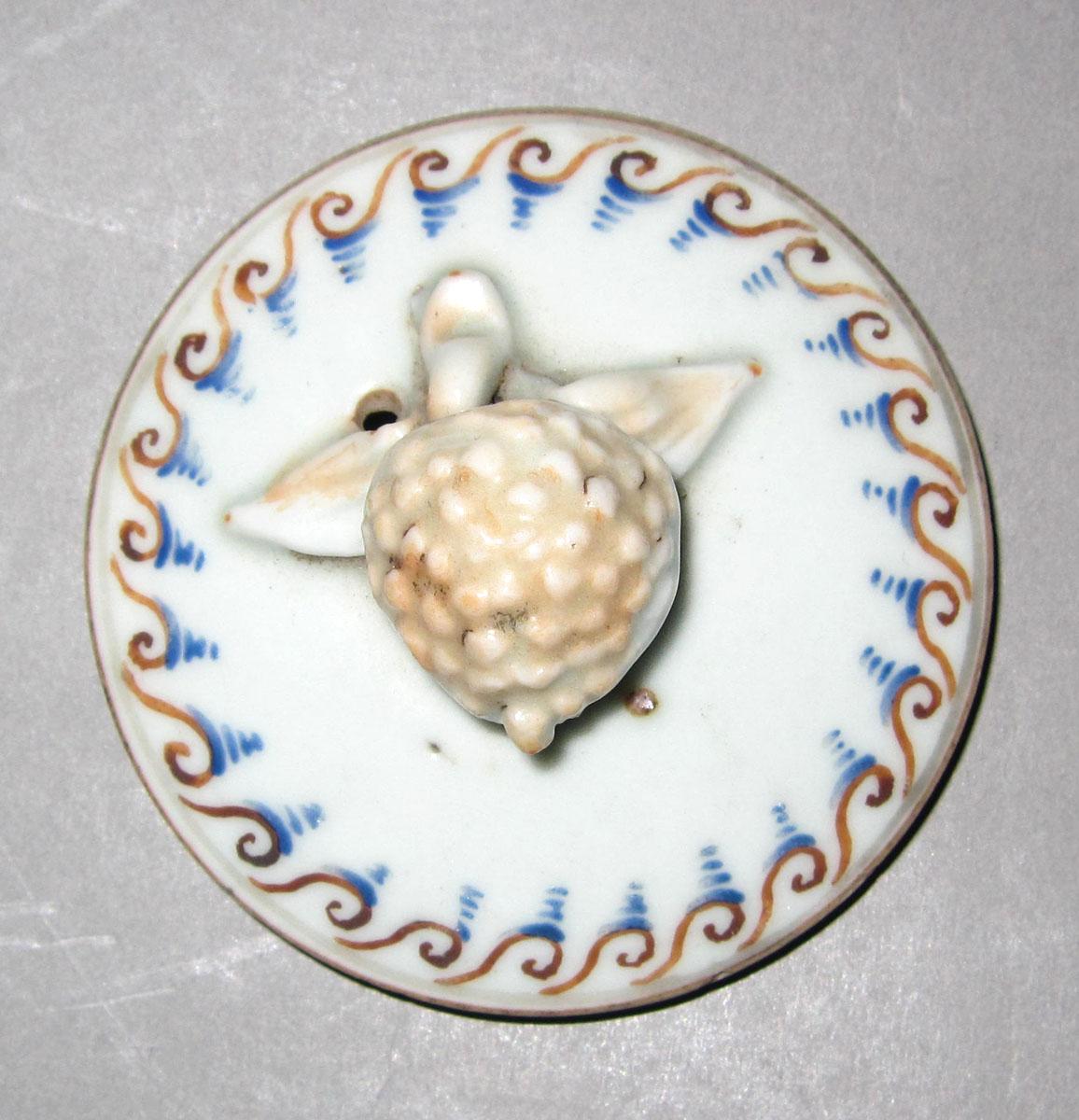 1963.0965 B Porcelain teapot cover
