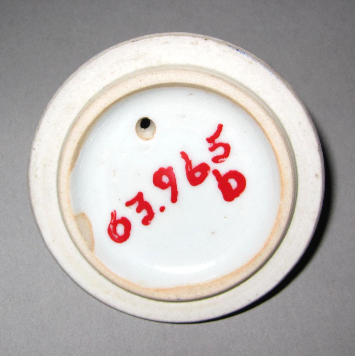 1963.0965 B Porcelain teapot cover underside