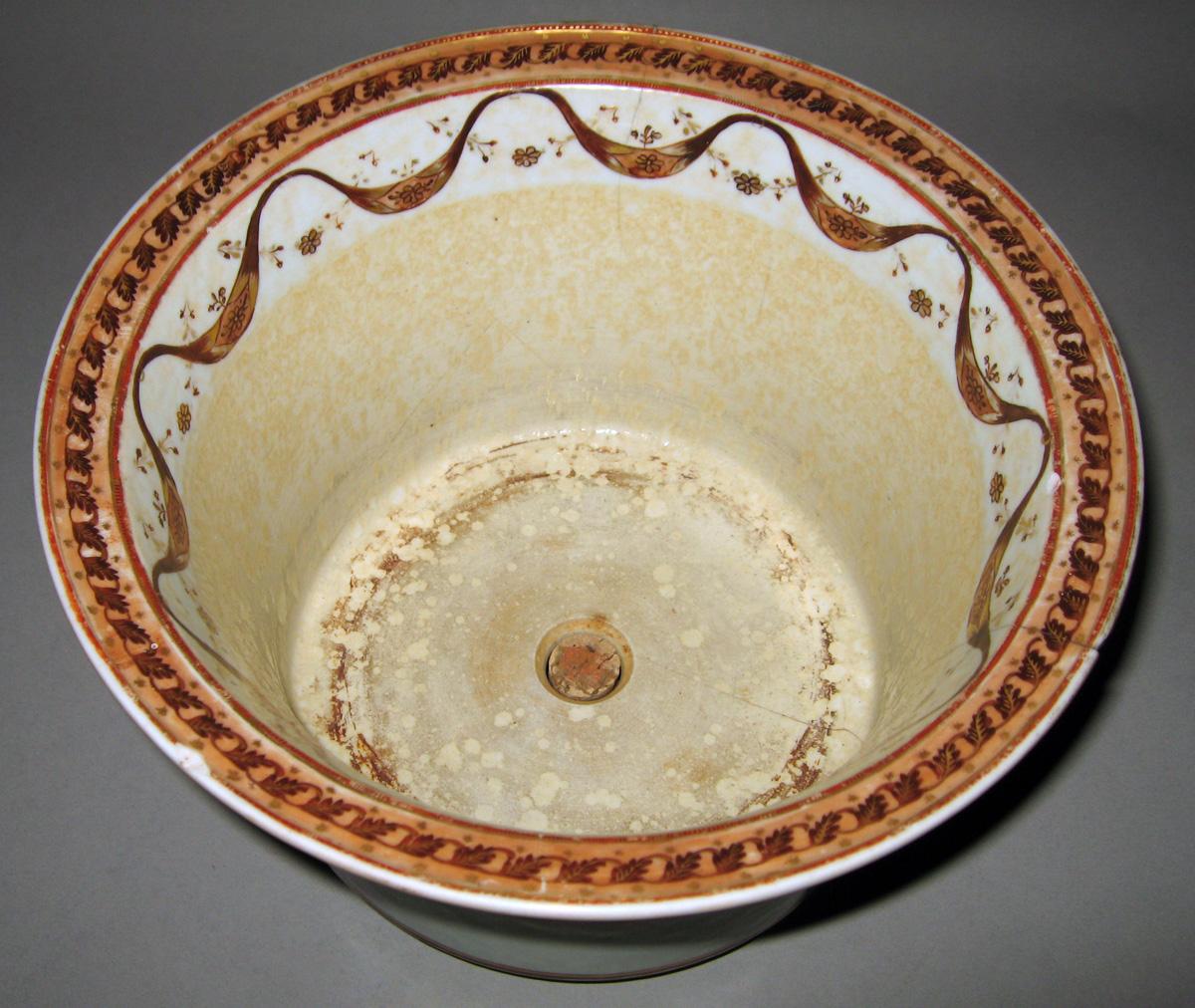 1963.0967 Porcelain Flower pot interior