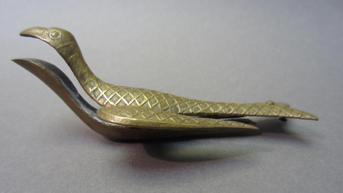 1963.0998 Sewing bird, Side