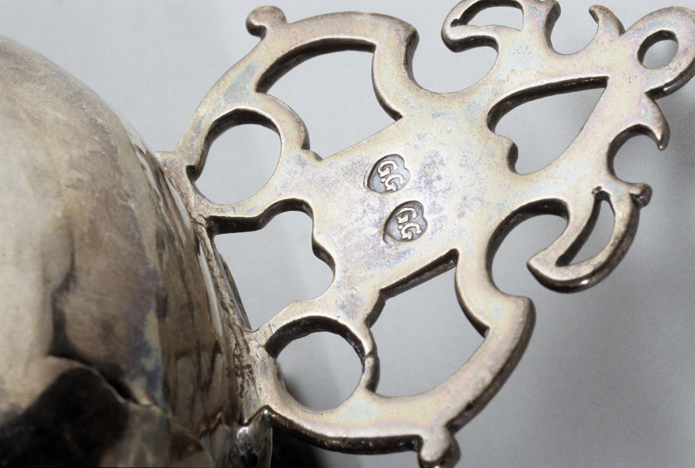 1964.0055 Porringer, detail 1