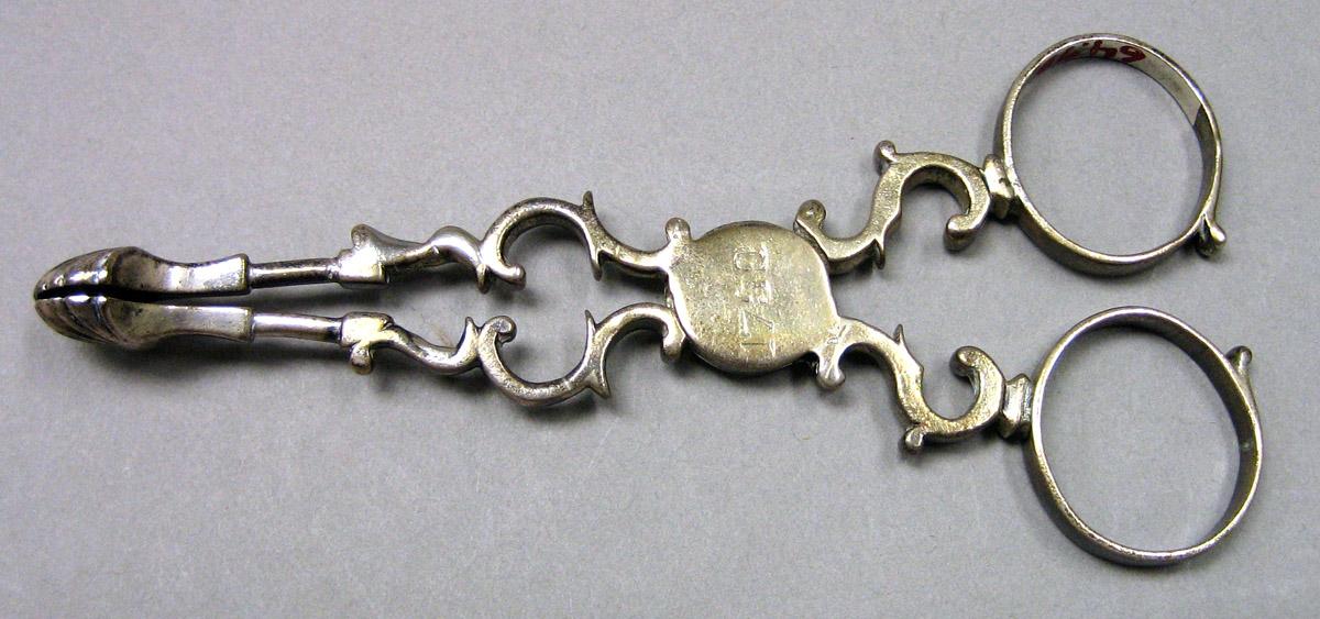 1964.0078 Silver Tongs underside