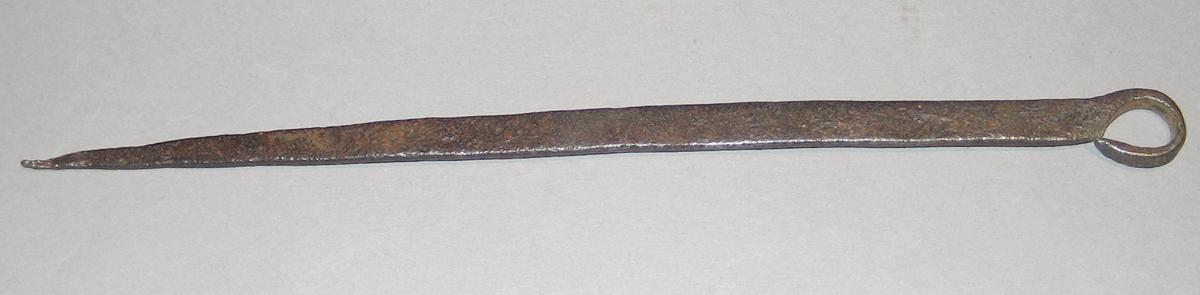 1952.0107 E Skewer