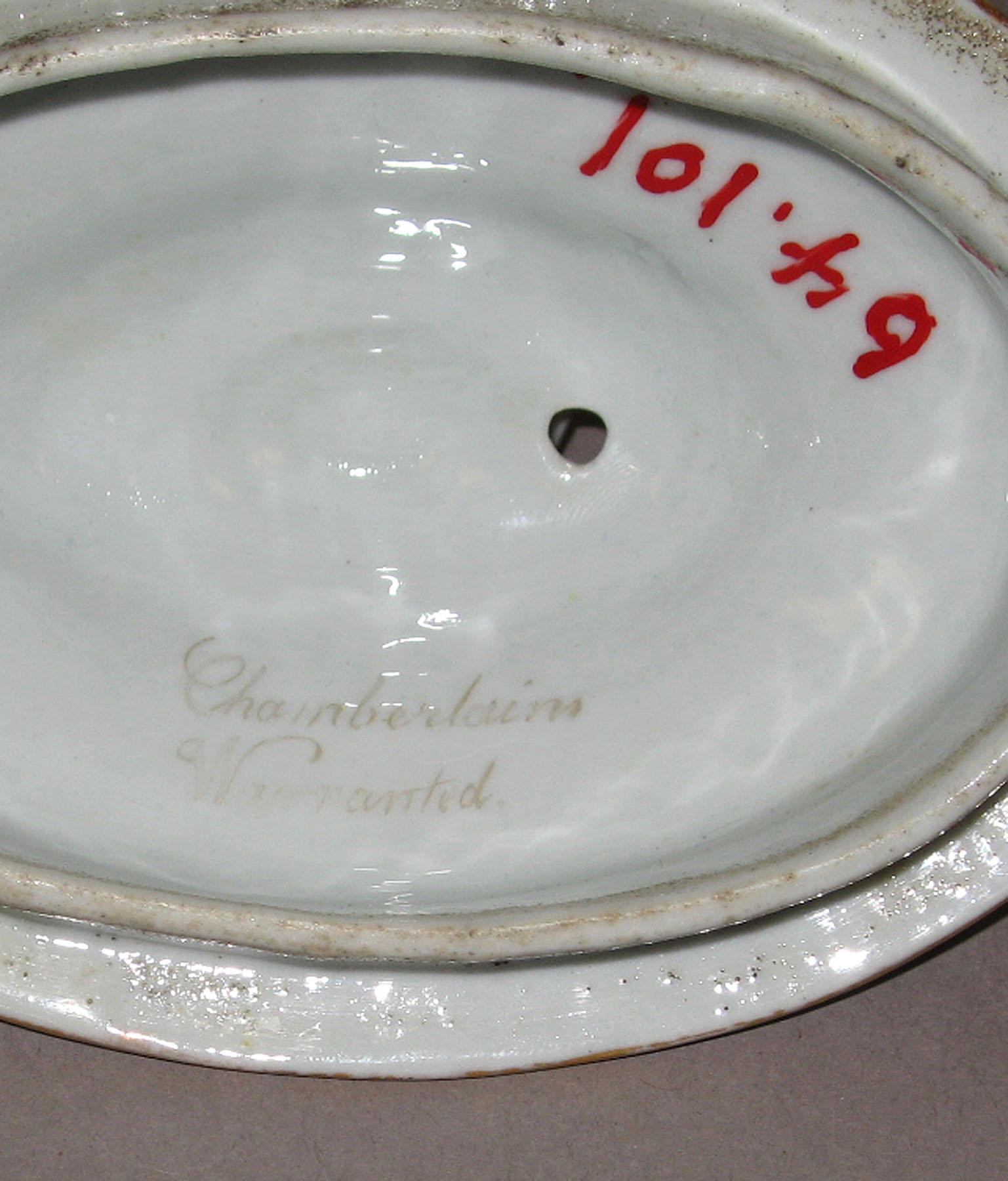 1964.0101  B Chamberlain spiral-fluted porcelain teapot lid (mark)