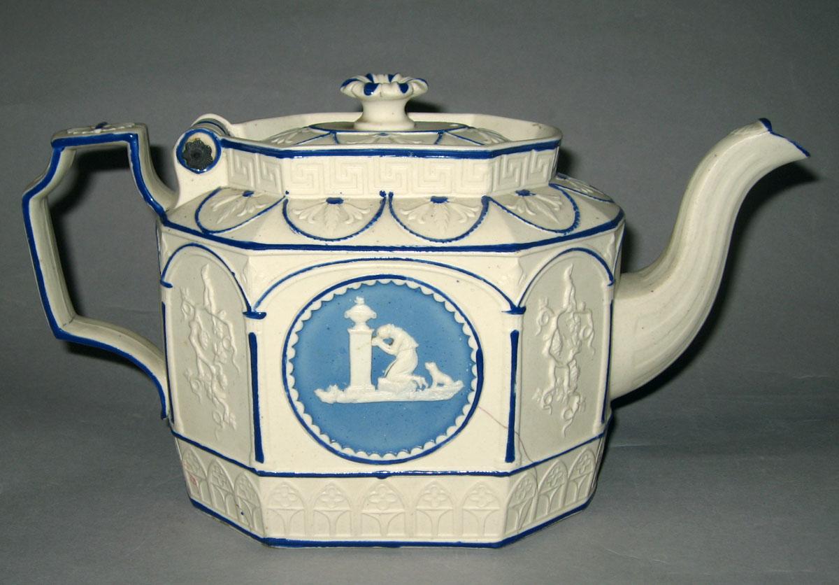 1964.0102 White feldspathic stoneware teapot (view 2)